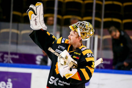 Skellefteås målvakt Erik Hanses jublar