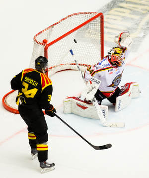 Brynäs Daniel Brodin ser på när Luleås målvakt Joel