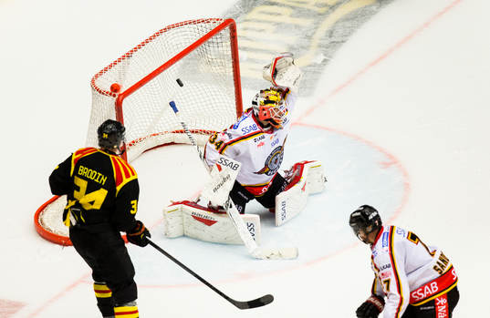 Brynäs Daniel Brodin ser på när Luleås målvakt Joel