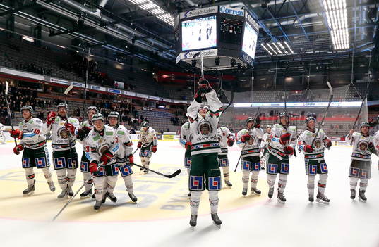 Frölunda jublar och tackar sina supprters