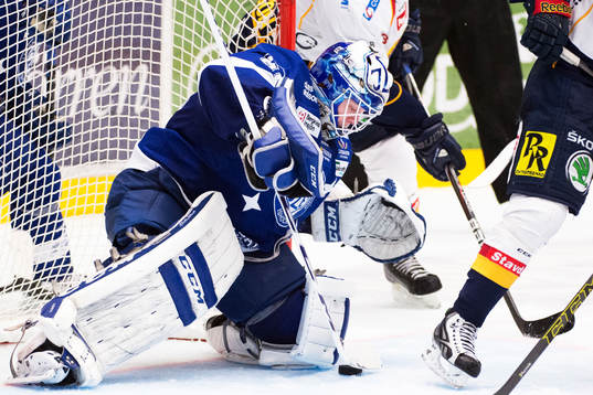 Leksands målvakt Oscar Alsenfelt räddar skott