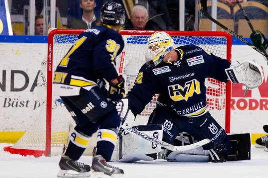 s målvakt Gustaf Wesslau ser pucken gå in till 0-1