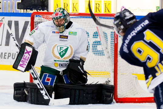 Färjestads målvakt Justin Pogge räddar ett skott från