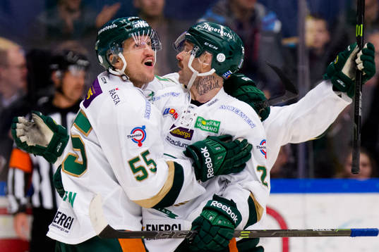 Färjestads Ole-Kristian Tollefsen jublar med målskytten