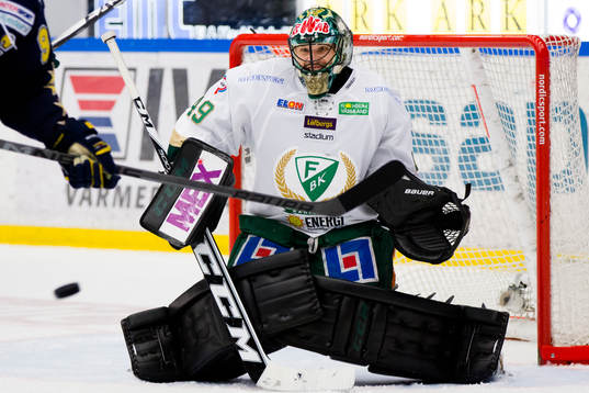 Färjestads målvakt Justin Pogge räddar ett skott