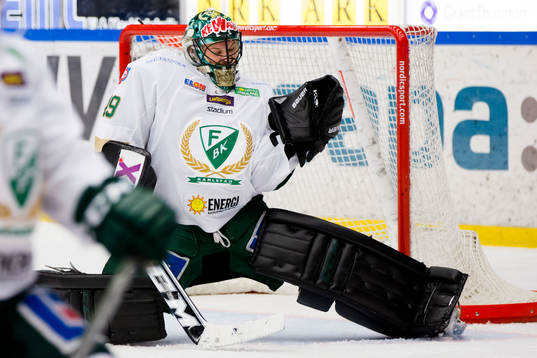 Färjestads målvakt Justin Pogge räddar ett skott