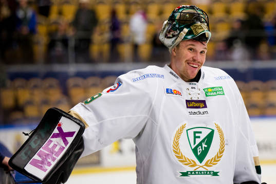 Färjestads målvakt Justin Pogge glad