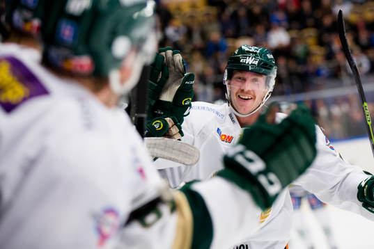 Färjestads Linus Persson jublar
