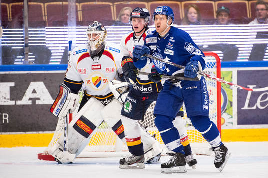 Leksands Jens Bergenström stör framför Djurgårdens