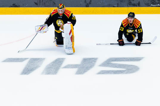 Brynäs målvakt Jonas Johansson och Sondre Olden värmer