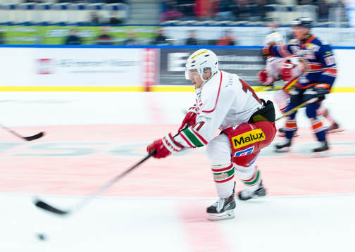 Modos Simon Önerud med pucken