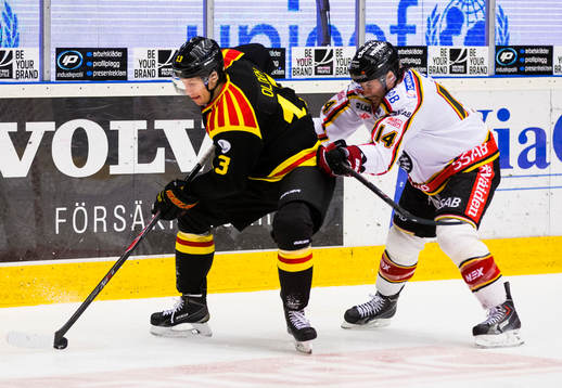 Brynäs Sondre Olden håller undan Luleås Stephen Dixon