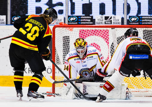 Brynäs Adam Brodecki och Luleås målvakt Joel Lassinantti