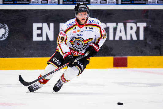 Luleås Daniel Mannberg med pucken