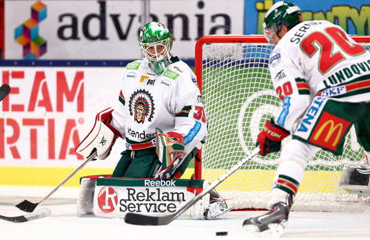 Frölundas målvakt Linus Fernström och Joel Lundqvist