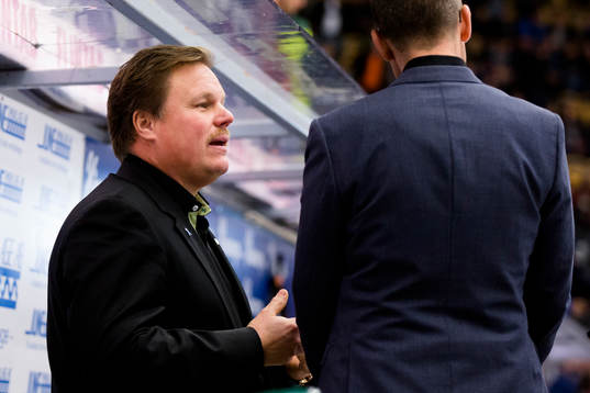 Färjestads Leif Carlsson i samspråk med tränare Tommy