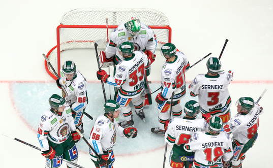 Frölundas målvakt Linus Fernström tackas av lagkamraterna