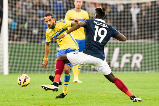 Sveriges Erkan Zengin och Frankrikes Paul Pogba