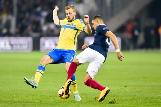 Sveriges Sebastian Larsson och Frankrikes Layvin Kurzawa