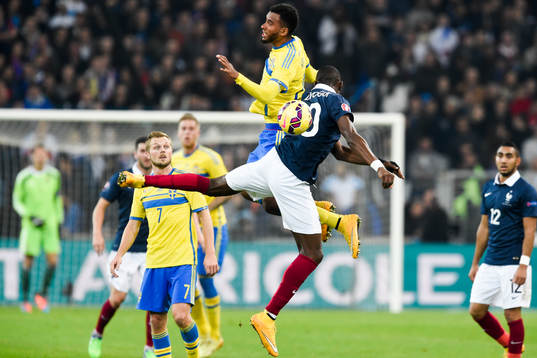 Sveriges Isaac Kiese Thelin och Frankrikes Joshua Guilavogui