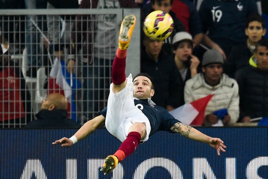 Frankrikes Mathieu Valbuena testar cykelspark