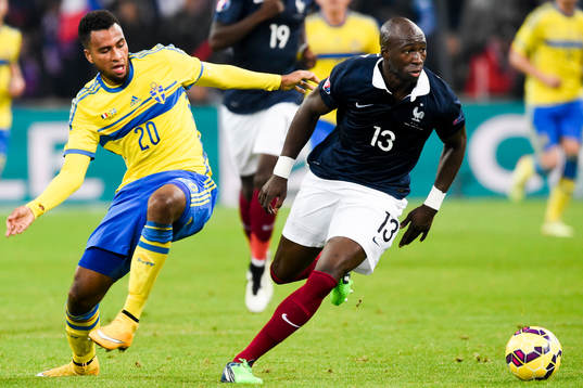 Sveriges Isaac Kiese Thelin och Frankrikes Paul Pogba