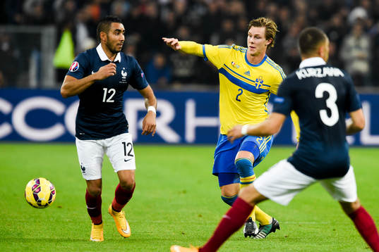 Sveriges Emil Krafth mellan Frankrikes Dimitri Payet och