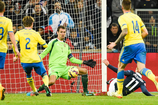 Sveriges målvakt Andreas Isaksson räddar skott från