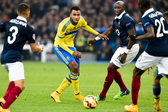 Sveriges Isaac Kiese Thelin och Frankrikes Elaquim Mangala