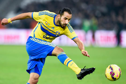 Sveriges Erkan Zengin testar skott