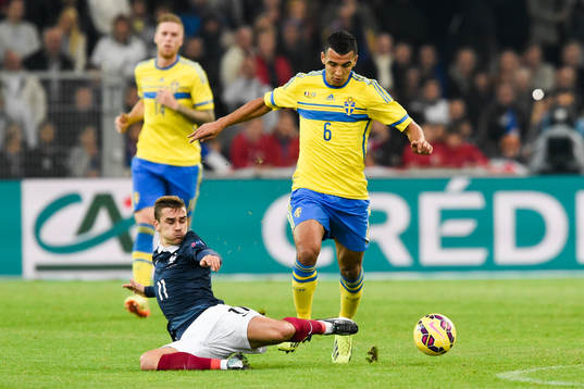 Frankrikes Antoine Griezmann och Sveriges Nabil Bahoui