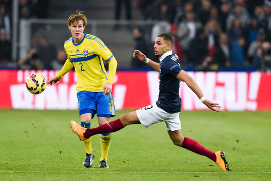 Sveriges Emil Krafth och Frankrikes Layvin Kurzawa