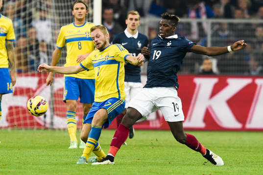 Sveriges Sebastian Larsson och Frankrikes Paul Pogba