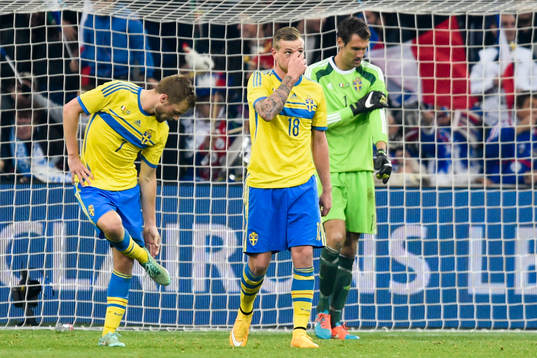 Sveriges John Guidetti och målvakt Andreas Isaksson deppar