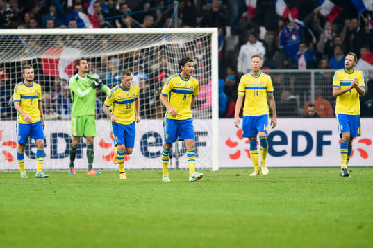 Sveriges Sebastian Larsson, målvakt Andreas Isaksson, John