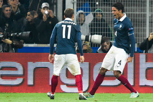 Frankrikes Raphael Varane jublar