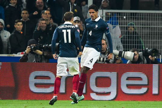 Frankrikes Raphael Varane jublar