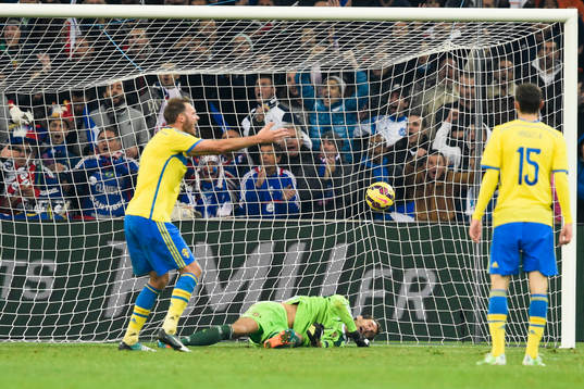 Sveriges målvakt Andreas Isaksson släpper in 1-0
