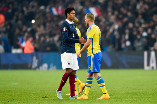 Frankrikes målskytt Raphael Varane tackar Sveriges John
