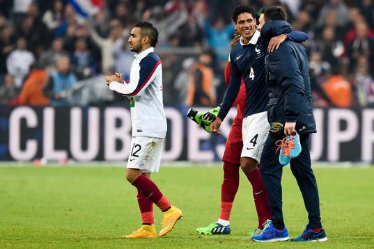 Frankrikes målskytt Raphael Varane jublar