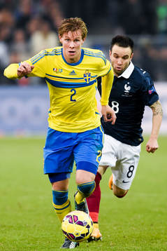 Sveriges Emil Krafth jagas av Frankrikes Mathieu Valbuena