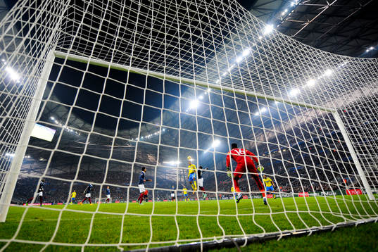 Sveriges Isaac Kiese Thelin i nickduell med Frankrikes