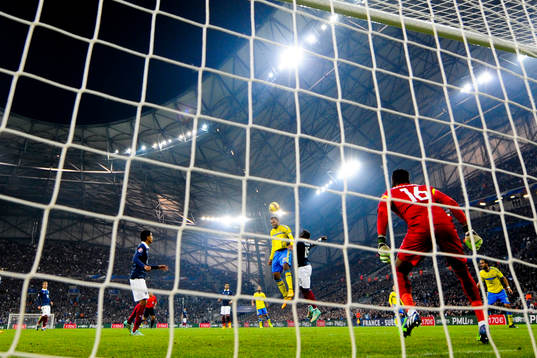 Sveriges Isaac Kiese Thelin i nickduell med Frankrikes