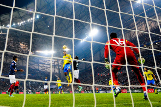 Sveriges Isaac Kiese Thelin i nickduell med Frankrikes