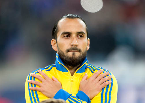 Sveriges Erkan Zengin gör ett tecken med korslagda händer