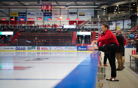 Örebros Jared Aulin värmer upp inuti Behrn Arena