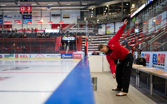 Örebros Jared Aulin värmer upp inuti Behrn Arena