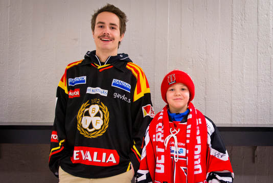 Brynäs och Örebrossupportrar innan ishockeymatchen i SHL