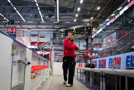 Örebros Jared Aulin värmer upp inuti Behrn Arena