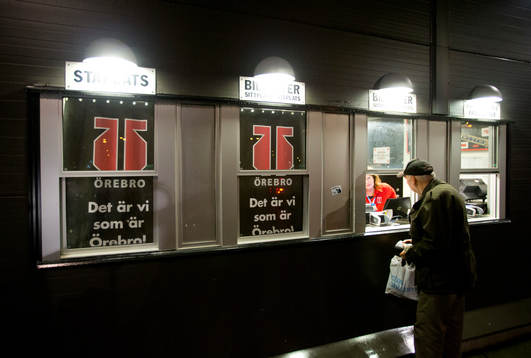 En herre köper biljetter utanför  Behrn Arena och det är